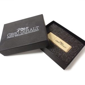 Caja-regalo-carton-negra-Cesc Caja regalo cartón negra USB madera